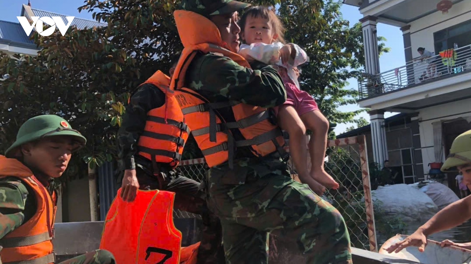 Bộ đội dầm mình gõ cửa từng nhà mang nhu yếu phẩm tới bà con vùng lũ Trung Giã